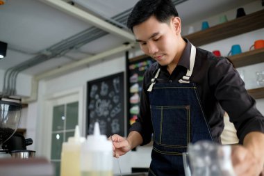 Barista kahvecide içki hazırlıyor. Tayland seçici odak bulanıklığı arka plan kavramında