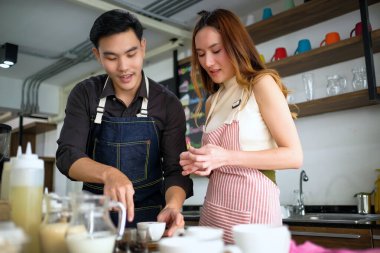 Barista kahvecide içki hazırlıyor. Tayland seçici odak bulanıklığı arka plan kavramında