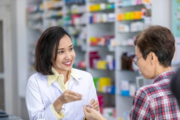 Аптекарь Азиатская Девушка Поговорить Пациенткой Аптеках Таиланда — стоковое фото