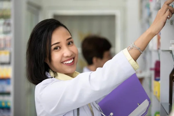 Farmacéutico Está Comprobando Medicamento Farmacia Tailandia — Foto de Stock