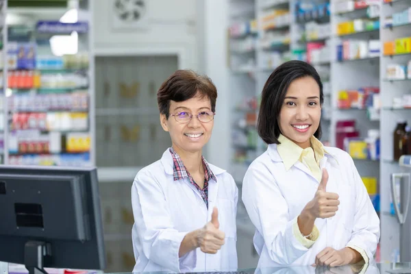 Due Concetti Sanitari Asiatici Lavoratore Mostra Pollice Sospiro Con Mani — Foto Stock