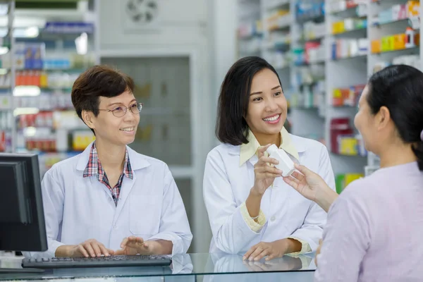 Joven Farmacéutica Asiática Atractiva Explicando Los Detalles Información Los Productos — Foto de Stock