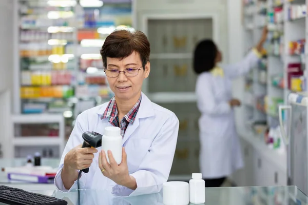 Mujer Farmacéutica Asiática Está Escaneando Información Del Código Barras Frasco — Foto de Stock