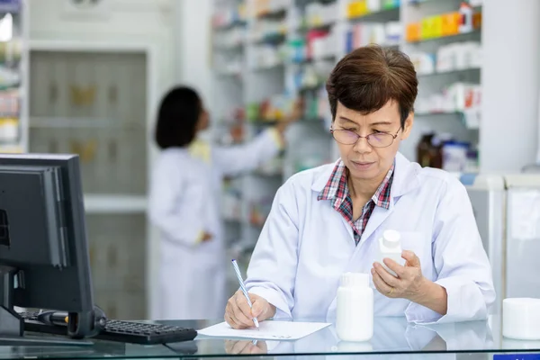 Junge Asiatische Apothekerin Überprüft Medikamente Und Verpackt Medikamente Nach Rezept — Stockfoto