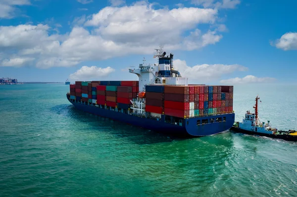 Contêiner Navio Navegando Mar Verde Rebocador Arrastar Azul Céu Fundo — Fotografia de Stock