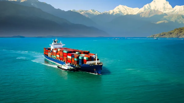 Container Πλοίο Ιστιοπλοΐα Πράσινο Θάλασσα Και Ρυμουλκό Σύρετε Και Φόντο — Φωτογραφία Αρχείου