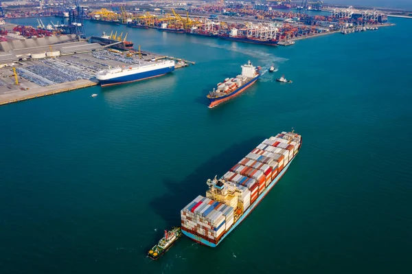 Luchtfoto Twee Containerschip Sleepboot Naar Kade Voor Lading Lossen Container — Stockfoto