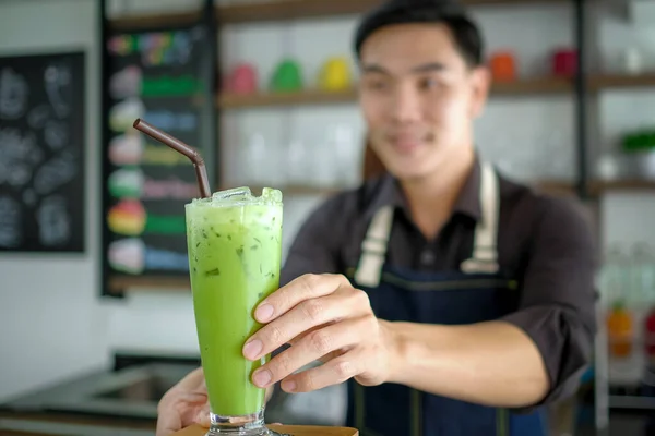 バリスタが喫茶店でドリンクを作っている タイではフォーカス ブラーの背景概念 — ストック写真