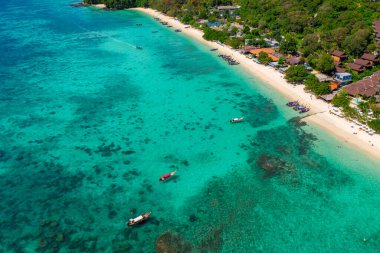 Phi phi adasında yüzen geleneksel uzun kuyruklu teknelerin havadan görünüşü Kra bi Tayland 