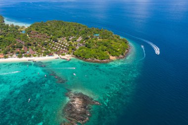 phi phi adası, tatil köyü ve Krabi thailand hava manzaralı turist teknesi.