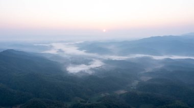 Vadideki hava manzarası sisi ve sisli ve sabah olay yerindeki güneş ışığı fotoğrafı, doğal manzara manzarası konsepti. 