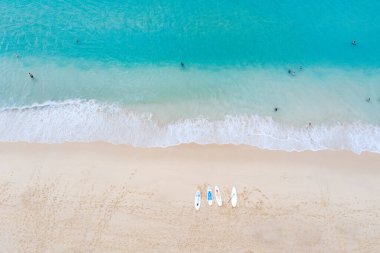 Surin plajı ve turistler yaz tatili için Tayland 'a seyahat ediyorlar. 