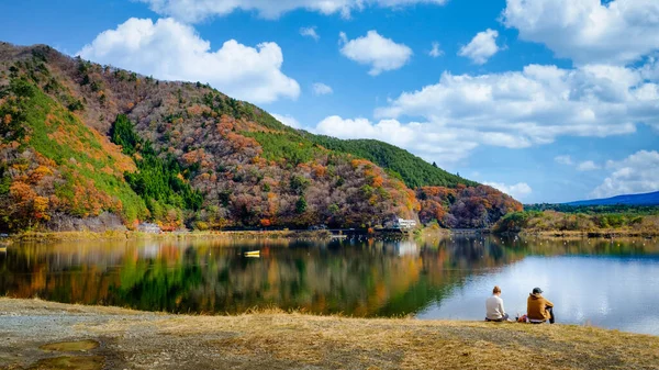 Вид Пейзаж Осенние Листья Озера Кавагутико Пара Сидящая Реки Японии — стоковое фото