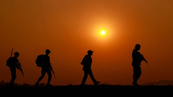 Silhouette Action Soldaten Fuß Zurück Ins Lager Und Halten Waffen — Stockfoto