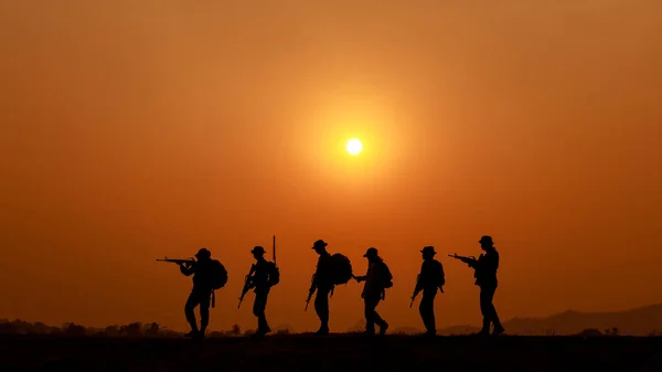 Silhouette Action Soldiers Walking Back Camp Hold Weapons Background Sunset — Stock Photo, Image