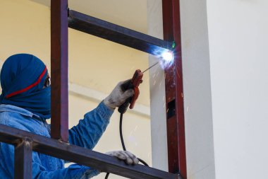 Erkek işçiler tehlikeli bölgede kaynak yapıyorlardı.