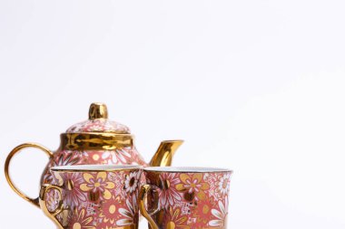 kahve seti altın pembe beyaz arka plan