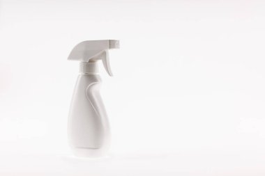 Bulaşık deterjanı şişeleri beyaz arka planda temiz ve rahat.