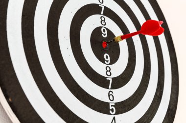 hedef dart oyuncusu meditasyonu ve beyaz arkaplanda görselleştirme