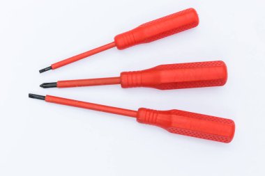 Kırmızı ve beyaz arkaplandaki fotoğrafçılar için tornavida