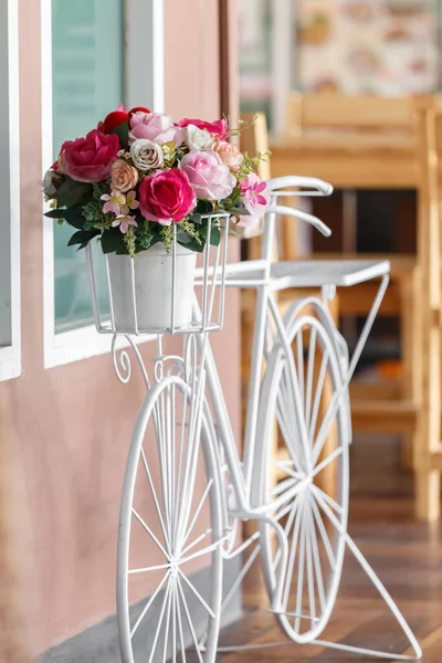 自転車白い花とヴィンテージスタイル — ストック写真