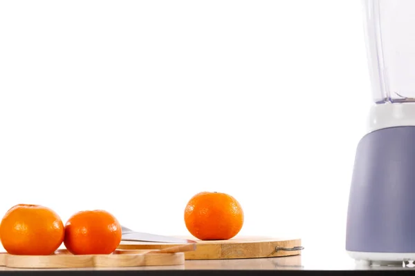 金黄色的橙子被放在一个木制的盒子里 桌上放着一个水果奶昔 还有一张白色的背景光摄影棚的照片 用来聚焦运动 — 图库照片
