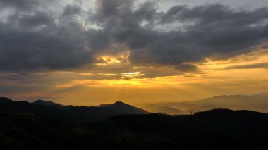 Güneş ışığıyla parlayan fantastik dağlar. Akşamları karanlık bulutlu gökyüzü dramatik ve resim gibi. Chiang rai Tayland Güzellik Dünyası. Sıcak tonlama efekti.
