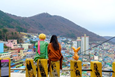 Busan Şehri, Güney Kore - 29 Aralık 2019: İnsanlar Güney Kore 'nin Busan şehrinde Küçük Prens heykelleriyle fotoğraf çekiyorlar.