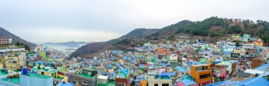 Busan, Güney Kore - 29 Aralık 2020 - Gamcheon Kültür Köyü turistler için ünlü çekici bir yerdir. Dağ yamacında renkli bir köy. Hep Kore dizilerini çekmek için kullanılır.