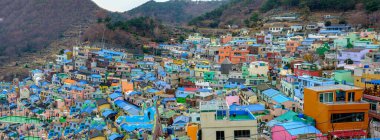 Busan, Güney Kore - 29 Aralık 2020 - Gamcheon Kültür Köyü turistler için ünlü çekici bir yerdir. Dağ yamacında renkli bir köy. Hep Kore dizilerini çekmek için kullanılır..