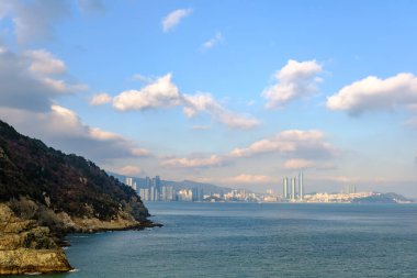 Busan Güney Kore Aralık 2019 şehir ve manzara Busan Güney Kore ve deniz dağ önü ile hava tozlu ve dumanlı olduğu zaman