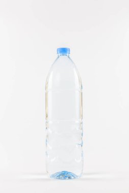 Temiz beyaz arka planda içmek için bir şişe maden suyu.