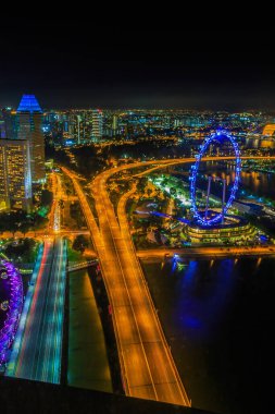 Gökdelenlerin fotoğraf ışıkları Singapur 'un gece havuzu görüntüsünü yansıtıyor.
