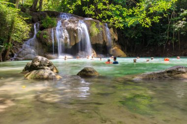 Arawan Şelalesi Kanchanaburi. Tayland 'da doğal güzellik ve uluslararası bir turist.