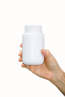 Beyaz plastik ilaç şişesi. Doktor el ele tutuşup beyaz arka planda izole edilmiş.