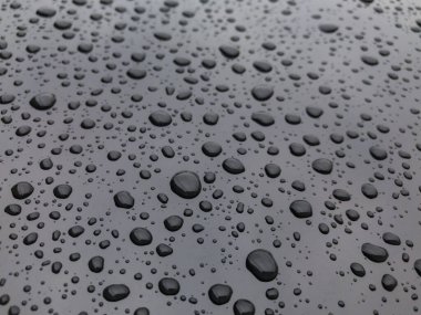 Su yağmuru kara arkaplan yumuşak odak bulanıklığına