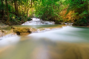 Peyzaj huaimae khamin şelalesi srisawat bölge karnchanaburi thailand yumuşak odaklı hareket düşük deklanşör hızı ve beyaz denge efektleri