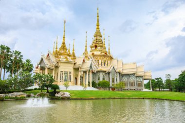 Seyahat edilecek manzara ve şehir simgesi ne pho ve nehir önplanı Sikhiu bölgesi Nakhon Ratchasima thailand evening time