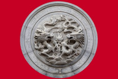 Hong Kong Çin 'de kırmızı arka planda iki ejderha heykeli pedal bulutu.