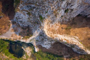Hava manzaralı dağ kayaları ve yüksek uçurum taşları Ratchaburi Tayland manzarası
