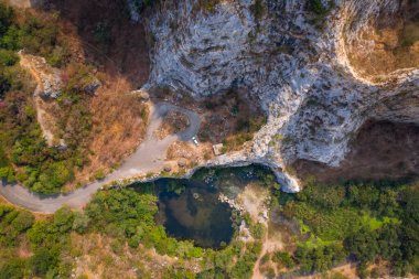 Hava manzaralı dağ kayaları ve yüksek uçurum taşları Ratchaburi Tayland manzarası