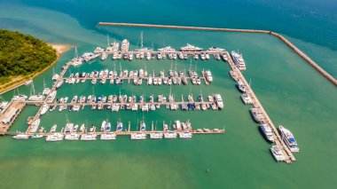 Yat ve sürat teknesi Phuket Tayland 'ın yeşil denizinde İHA' dan hava manzaralı.