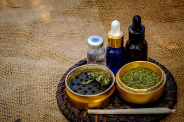 Tıbbi reçete kağıdı üzerinde çeşitli esrar ürünleri, haplar ve cbd yağı - tıbbi marihuana konsepti.