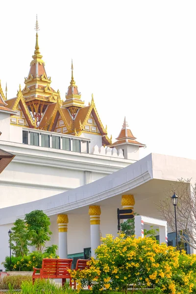 Vacker Spire Tempel Tak Gyllene Färg Vit Bakgrund Isolat Thailand — Stockfoto