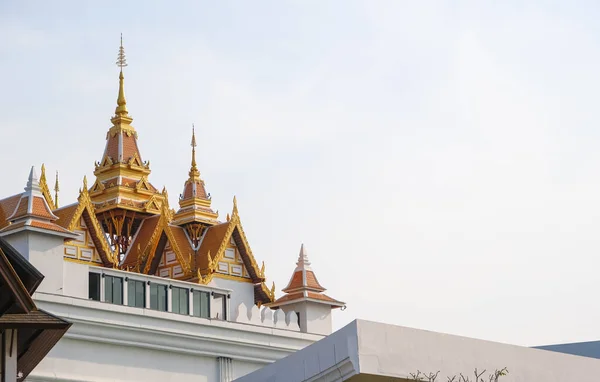 Mooie Torenspits Tempel Dak Gouden Kleur Wolk Hemel Achtergrond Isoleren — Stockfoto