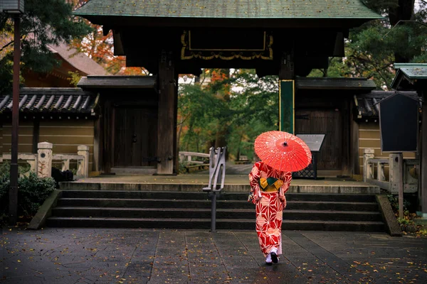 Дівчата Туристи Червоним Кімоно Парасолька Гуляли Парку Восени Япані — стокове фото