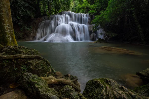 Cascada Hua Mea Khamin Tiene Árboles Tropicales Helechos Crecimiento Cascada — Foto de Stock