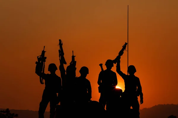 Silhouette Gruppe Von Special Forces Sodiers Halten Die Kanonen Auf — Stockfoto