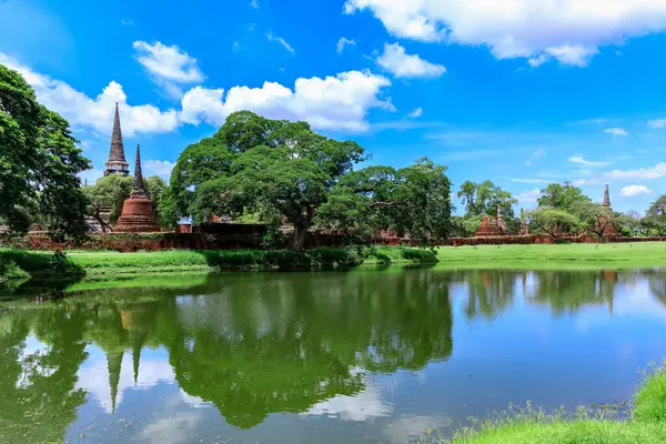 manzara ve ağaç yansımaları nehir önplanı Ayuthaya şehri eski konumu ve muhteşem Tayland