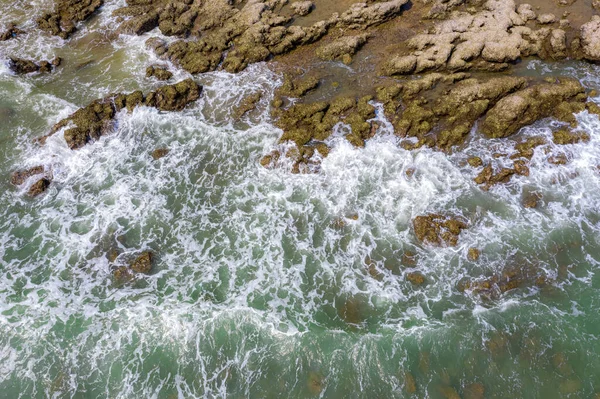 Πιτσιλίσματα Νερό Θάλασσα Και Πέτρα Βράχο Φόντο Αφηρημένη Λεπτομέρεια Εναέρια — Φωτογραφία Αρχείου